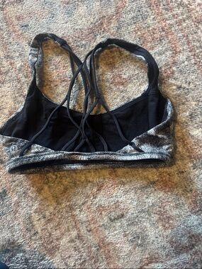 Lululemon Black & White Strappy Sports Bra si